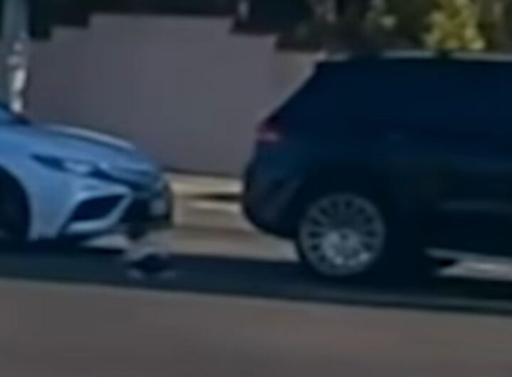 Neonato cade dall'auto in corsa