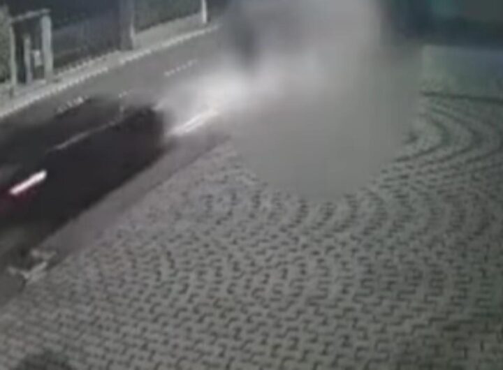 Auto travolge due pedoni