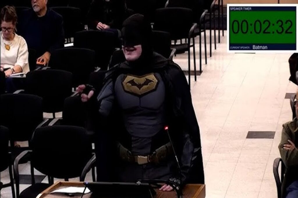 Il video del cittadino che si è presentato al consiglio comunale di Santa Clara vestito da Batman (per protestare contro l'ICE)