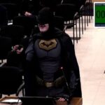 Il video del cittadino che si è presentato al consiglio comunale di Santa Clara vestito da Batman (per protestare contro l'ICE)