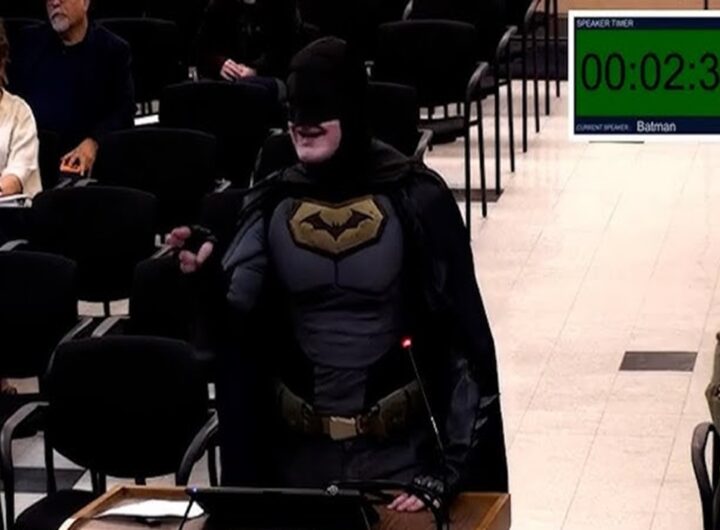 Il video del cittadino che si è presentato al consiglio comunale di Santa Clara vestito da Batman (per protestare contro l'ICE)