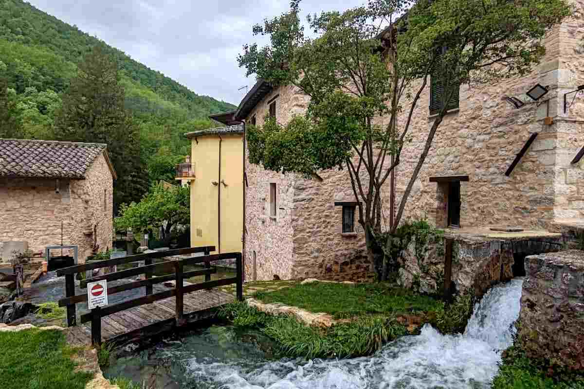 Il borgo in Umbria conosciuto come “la piccola Venezia”, sembra uscito dalle fiabe anche in inverno