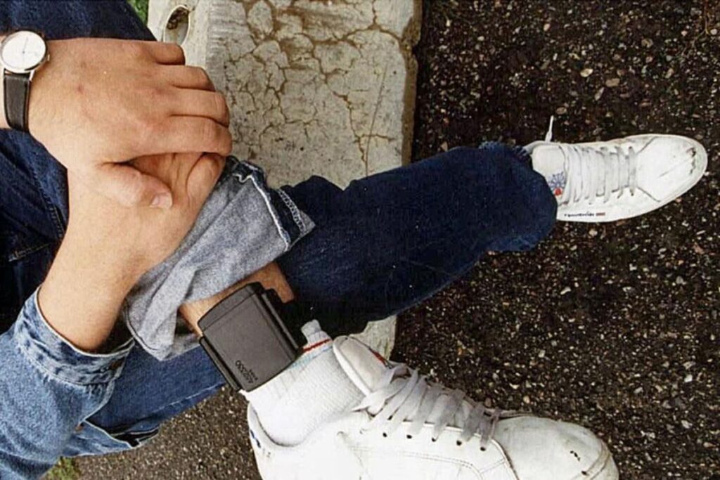 Fa scaricare il braccialetto elettronico per metterlo fuori uso, arrestato