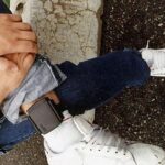 Fa scaricare il braccialetto elettronico per metterlo fuori uso, arrestato