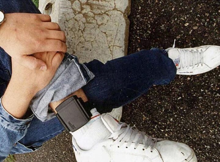 Fa scaricare il braccialetto elettronico per metterlo fuori uso, arrestato