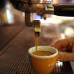 La storia dell'uomo licenziato per aver preso 1,60 euro dalla macchinetta del caffè, risarcito poi con 18 mensilità