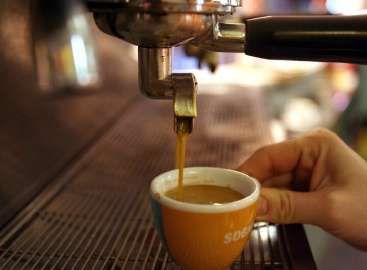 La storia dell'uomo licenziato per aver preso 1,60 euro dalla macchinetta del caffè, risarcito poi con 18 mensilità