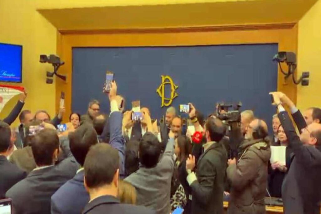 Opposizione occupano sala stampa Camera