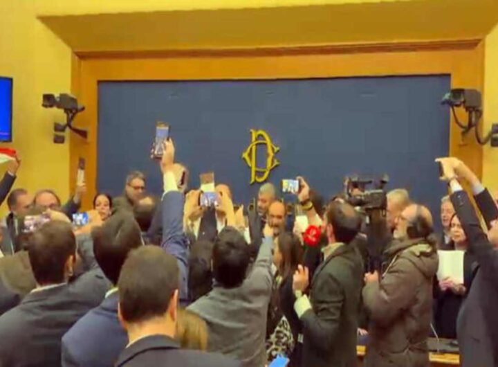 Opposizione occupano sala stampa Camera