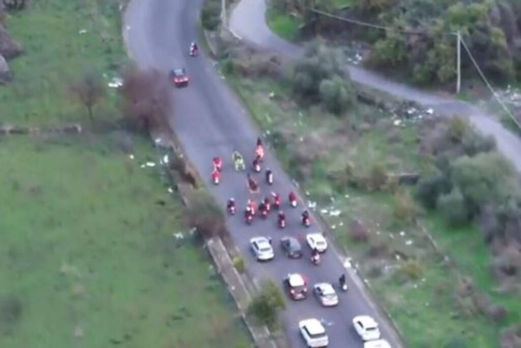 Corsa clandestina con cavalli dal drone della polizia