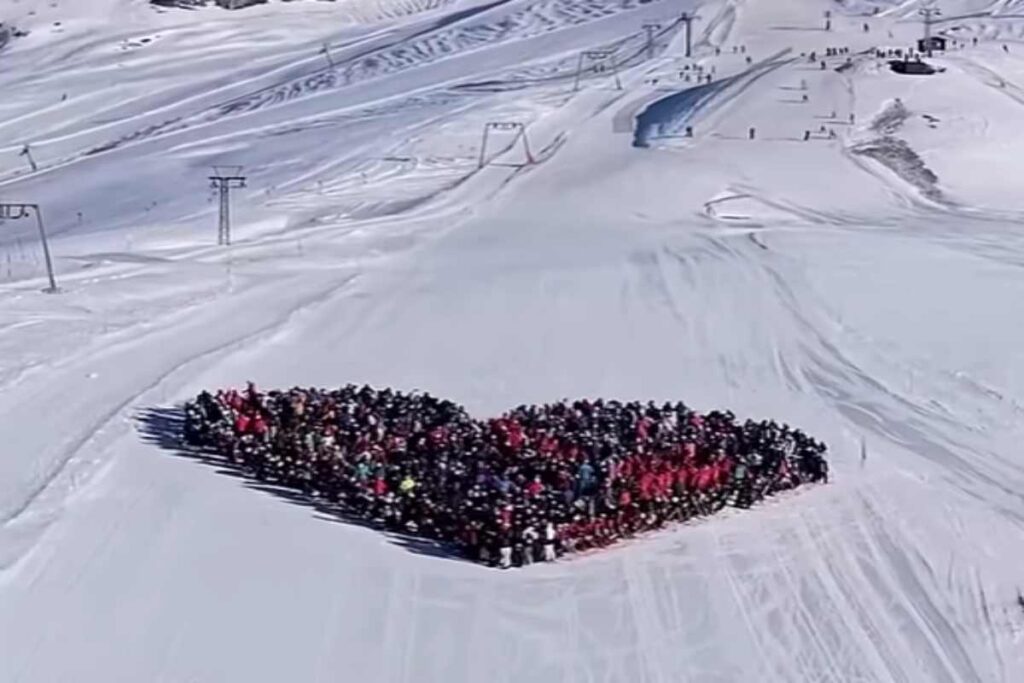 Un cuore sulla pista, l'omaggio degli sciatori per le vittime della tragedia di Crans-Montana