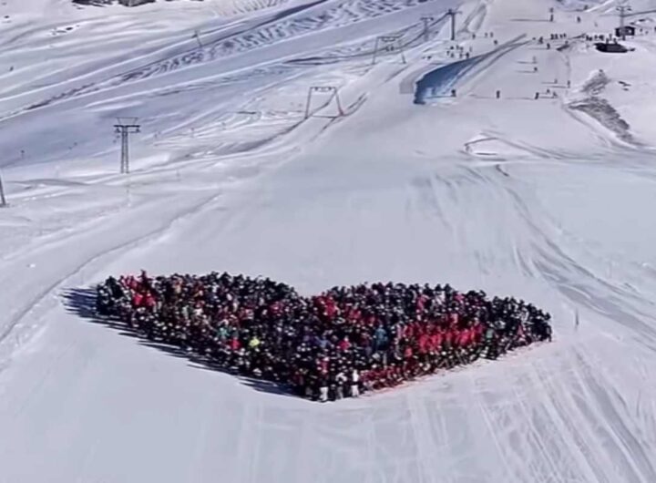 Un cuore sulla pista, l'omaggio degli sciatori per le vittime della tragedia di Crans-Montana