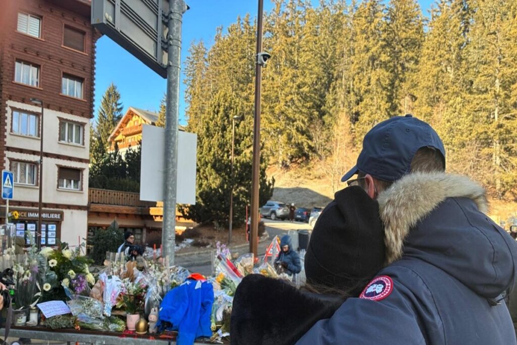 Crans-Montana, i fiori deposti sul luogo della strage