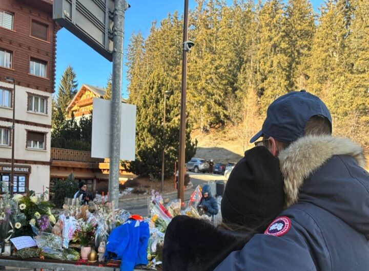 Crans-Montana, i fiori deposti sul luogo della strage