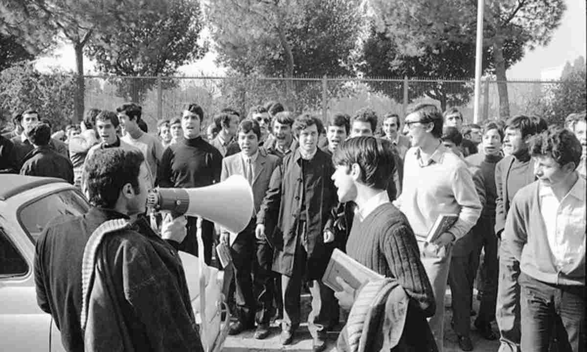 Studenti protestano davanti al liceo scientifico Lucrezio Caro, Roma, 30 ottobre 1968