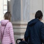 Delle persone che camminano