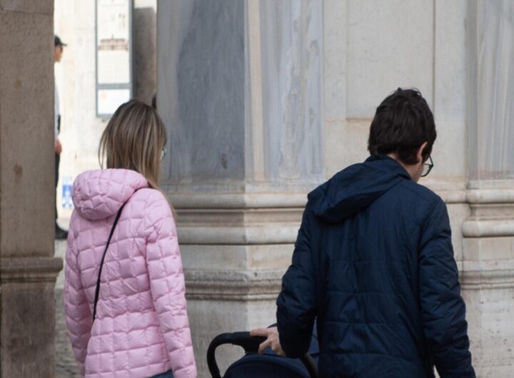 Delle persone che camminano