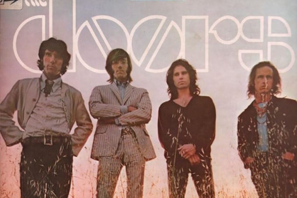 La copertina di Waiting for the Sun, album dei Doors del 1968, con la band fotografata in piedi su un tramonto di sfondo