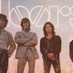 La copertina di Waiting for the Sun, album dei Doors del 1968, con la band fotografata in piedi su un tramonto di sfondo