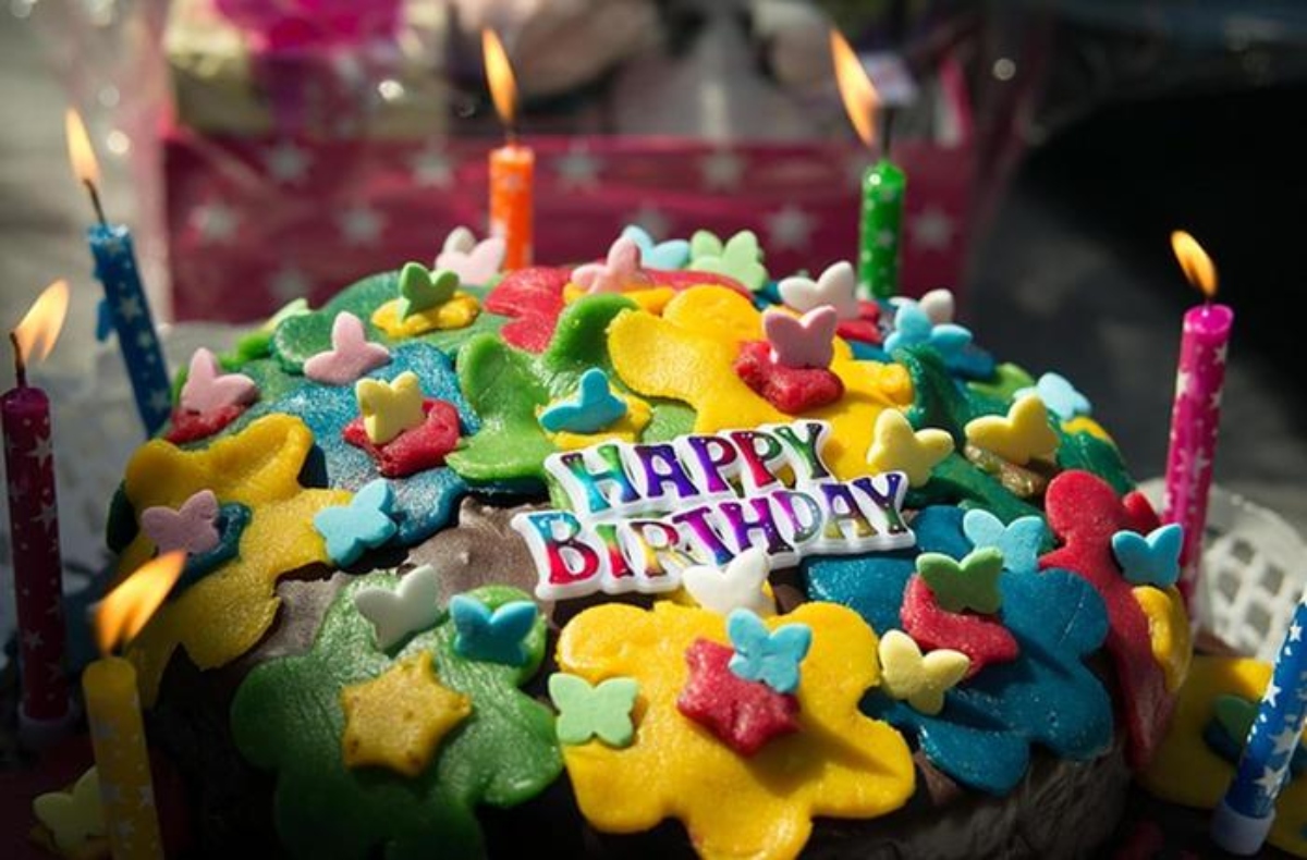 torta di compleanno con candeline