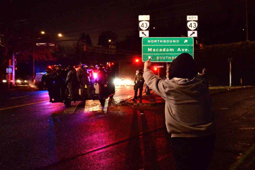 Proteste a Portland dopo il ferimento di una coppia da parte dell'Ice