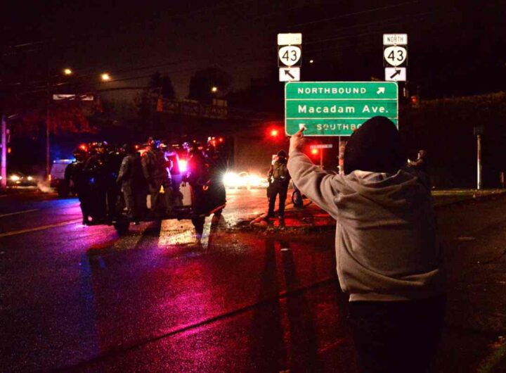 Proteste a Portland dopo il ferimento di una coppia da parte dell'Ice