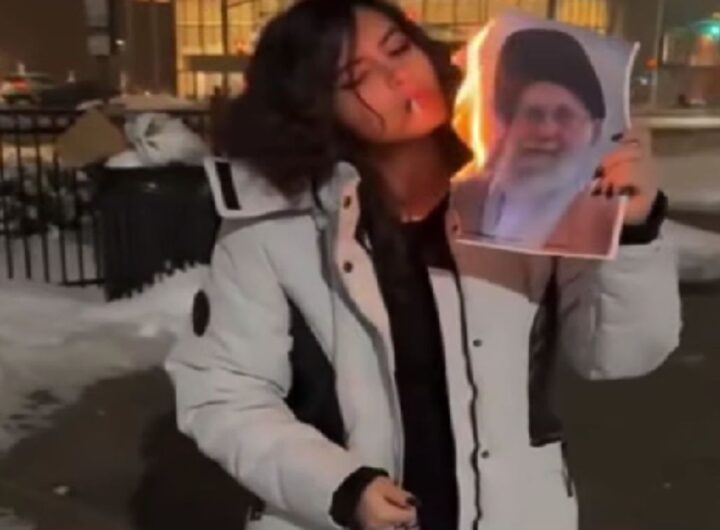 Donna iraniana protesta sui social accendendosi una sigarette con la foto in fiamme di Khamenei