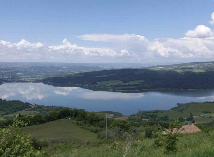 Tra le sue valli e colline, spicca un borgo incastonato sulle rive del lago di Corbara, un invito a scoprire un angolo di storia e natura