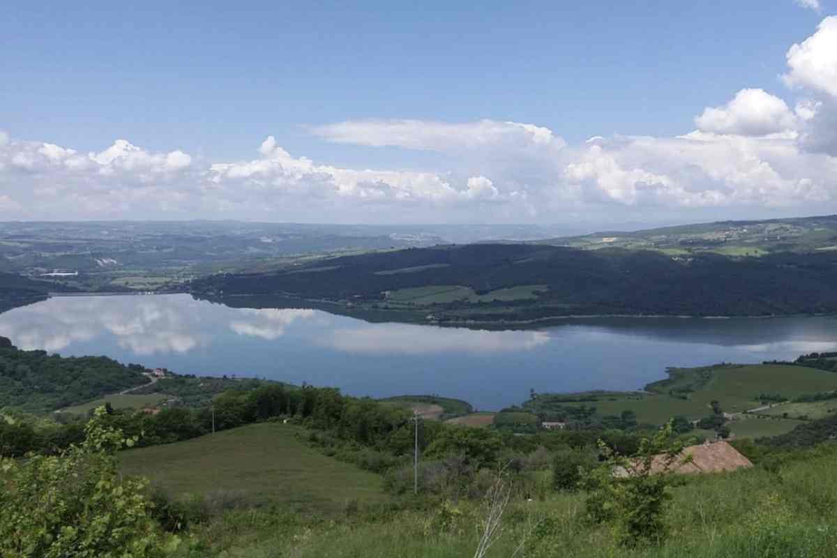 Hai mai visto un borgo sospeso tra acqua e cielo? Nel cuore dell’Umbria ti aspetta questo gioiello