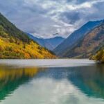 borgo nascosto tra le montagne con il lago di barcis