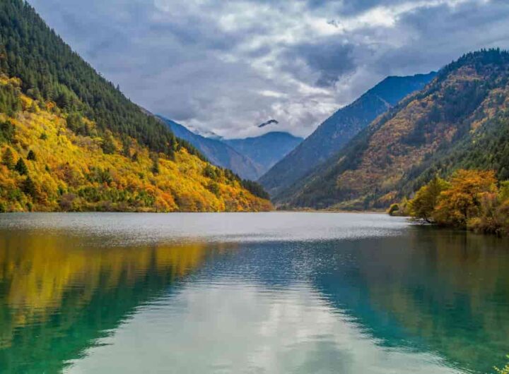 borgo nascosto tra le montagne con il lago di barcis