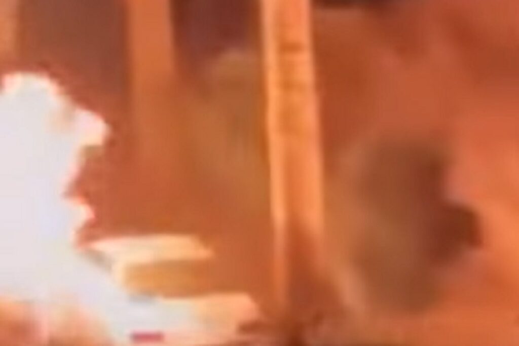 Il lanciafiamme usato in Iran contro la Polizia