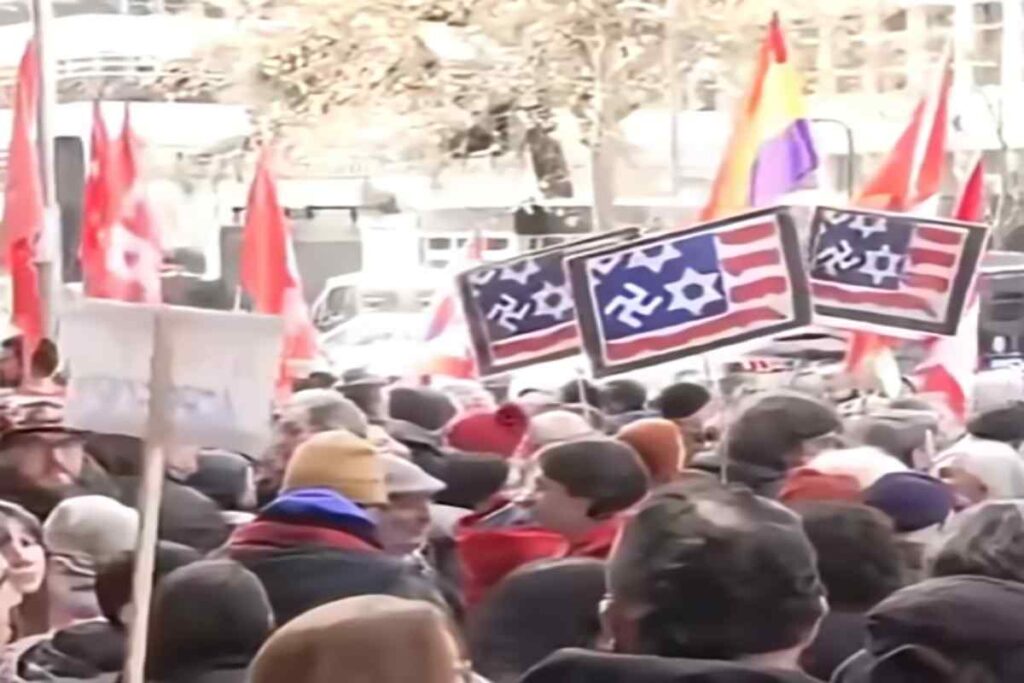 Proteste a Madrid contro l'intervento Usa in Venezuela