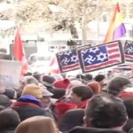 Proteste a Madrid contro l'intervento Usa in Venezuela