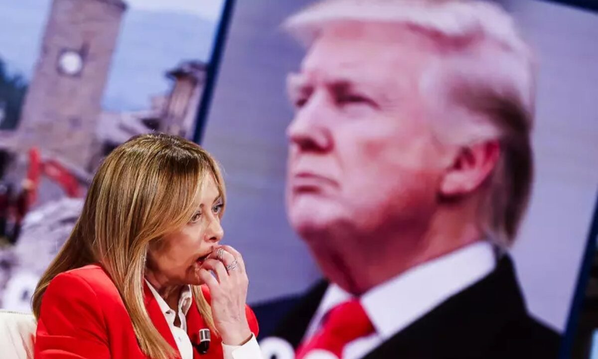 meloni con sfondo trump