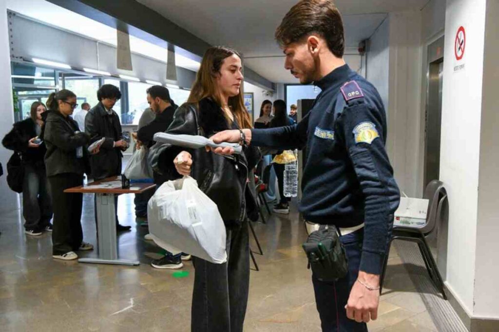 Metal detector nelle scuole