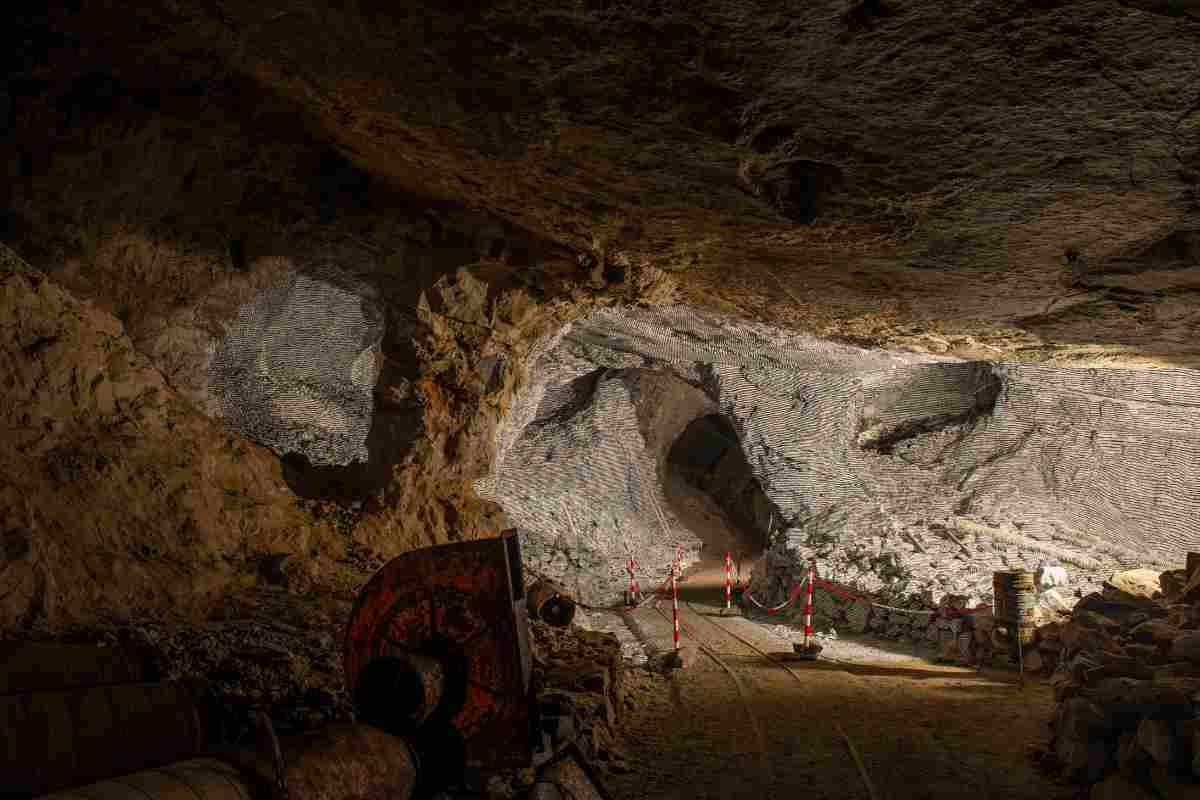 Miniere, ponte tibetano e passerella nel vuoto