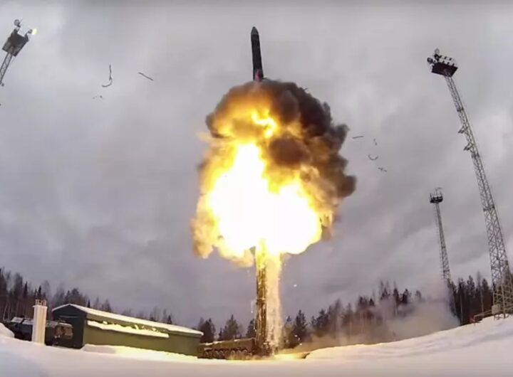 Cos'è l'Oreshnik, il missile balistico russo che viaggia a 3 chilometri al secondo lanciato su Kiev