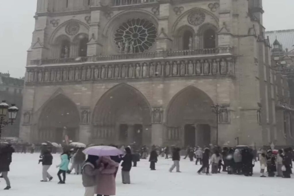 La cattedrale di Notre-Dame sotto la neve