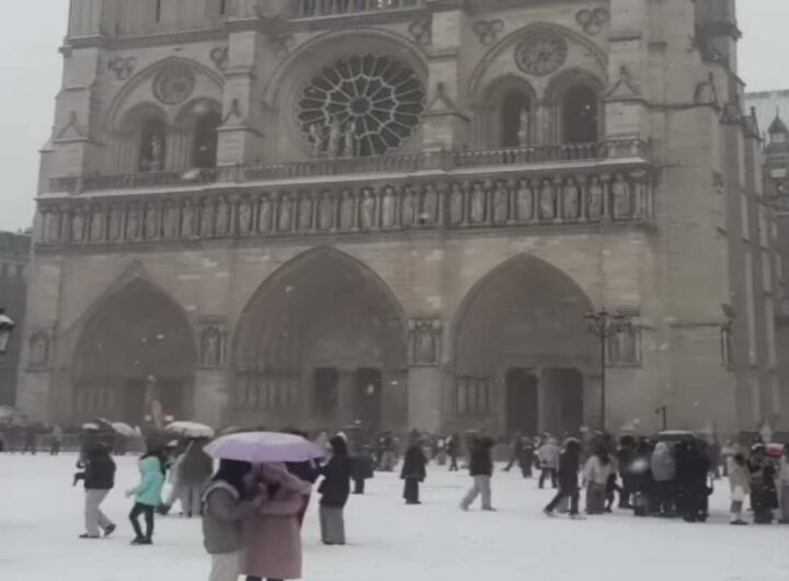 La cattedrale di Notre-Dame sotto la neve
