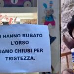 Cartello negozio e orsetto di peluche