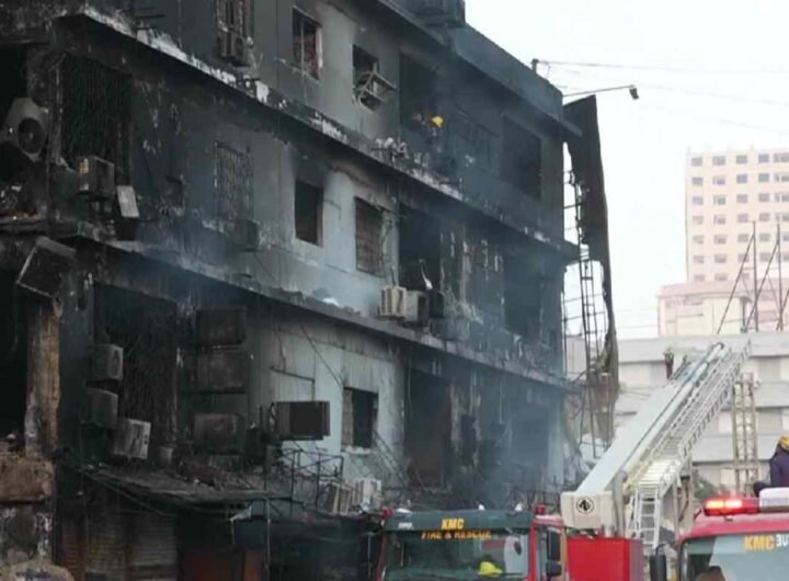 Incendio centro commerciale in Pakistan