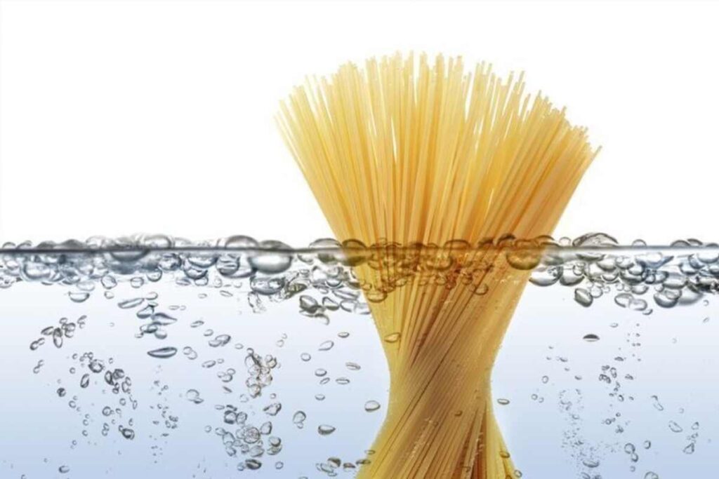 Spaghetti nell'acqua