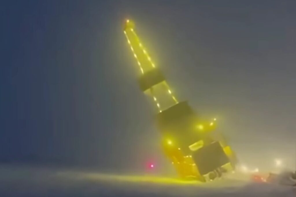 Piattaforma petrolifera si ribalta