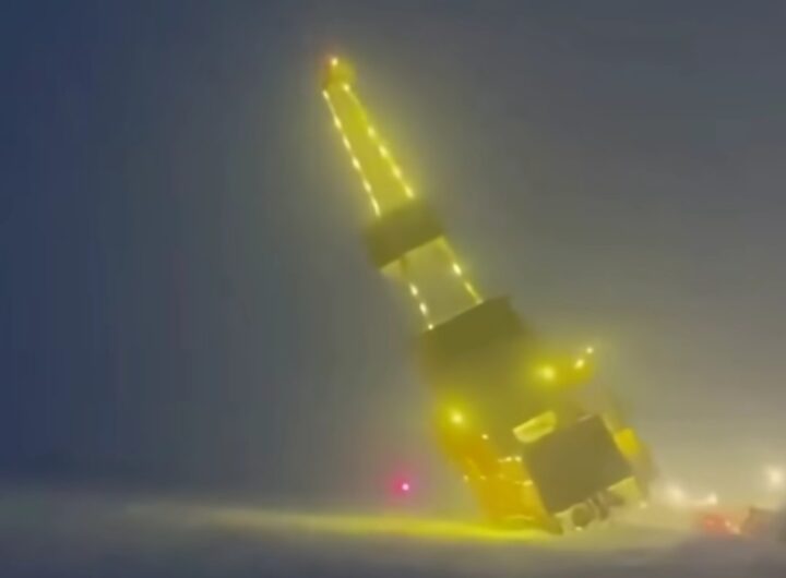 Piattaforma petrolifera si ribalta