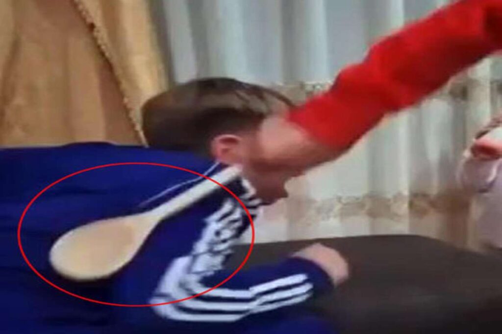 Picchia il figlio con un mestolo