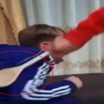 Picchia il figlio con un mestolo