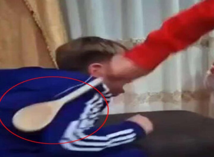 Picchia il figlio con un mestolo