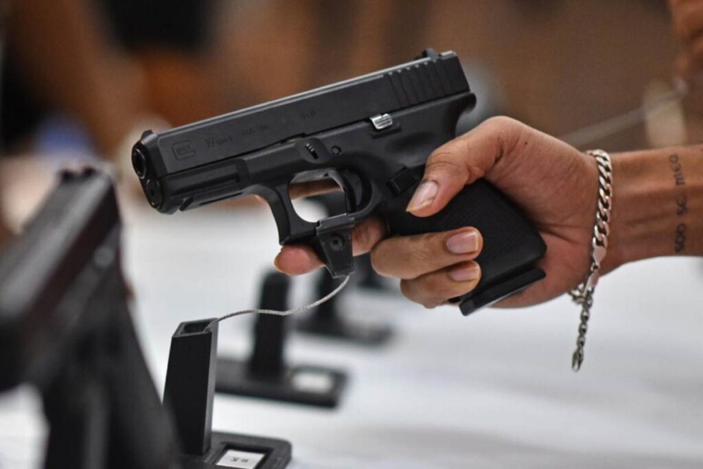 Il ragazzino che rapina un supermercato ma viene rintracciato perché sul giubbotto l'etichetta della lavanderia col suo nome