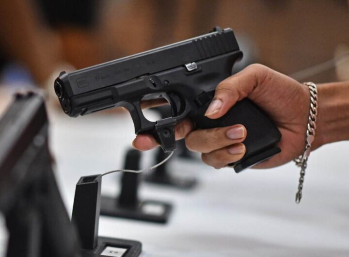 Il ragazzino che rapina un supermercato ma viene rintracciato perché sul giubbotto l'etichetta della lavanderia col suo nome